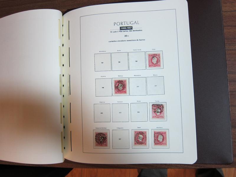 0015 (94).jpg -     Lote:    15      Marcofilia      Lotes Especiais       Descrição:      Portugal.   Colecção especializada de marcas numéricas das 1.ª e 2.ª reformas em selos de 25 reis, desde D. Maria II até D. Luís I, de frente. Lote a ver.        Lote       Valor Base:     &euro; 1.500,00     Valor Venda:     &euro; 3.000,00     